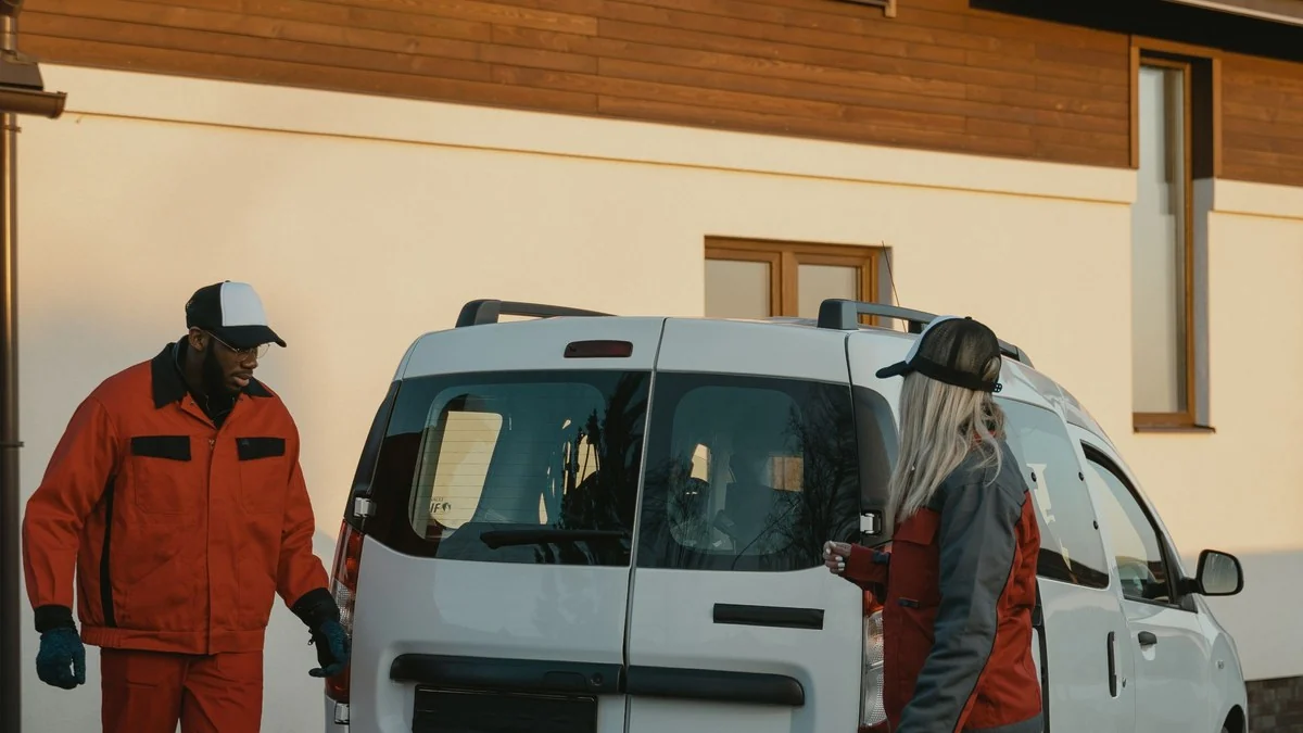 Serviceteam mit Einsatzfahrzeug
